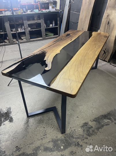 Стол из эпоксидной смолы и слэба