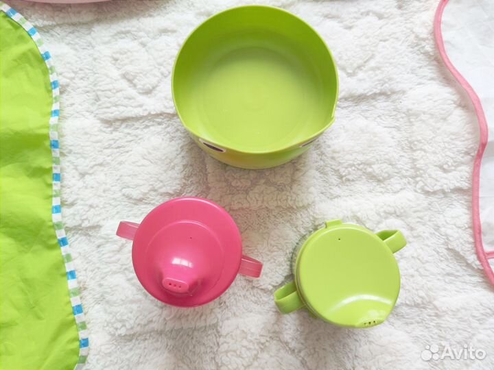 Нагрудник и посуда для кормления малыша