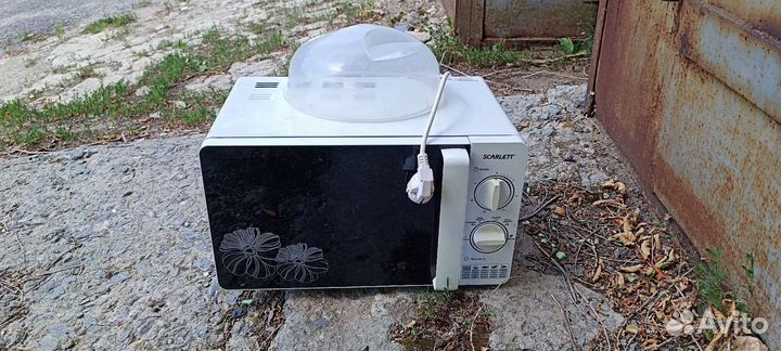 Микроволновка Scarlett в рабочем состоянии