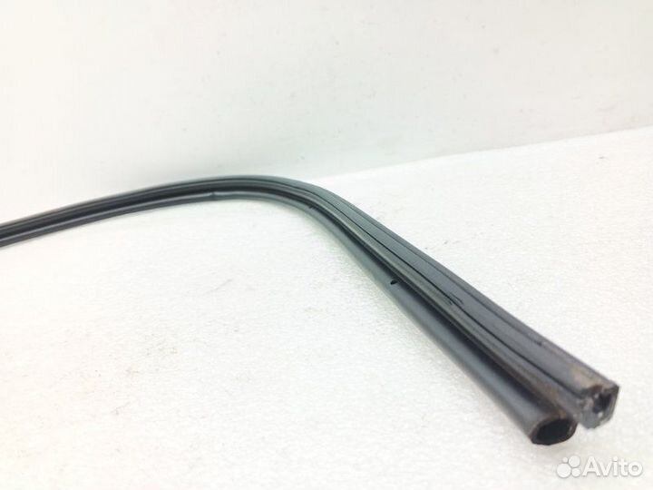 Уплотнитель двери задний правый Kia Sportage 4 QL