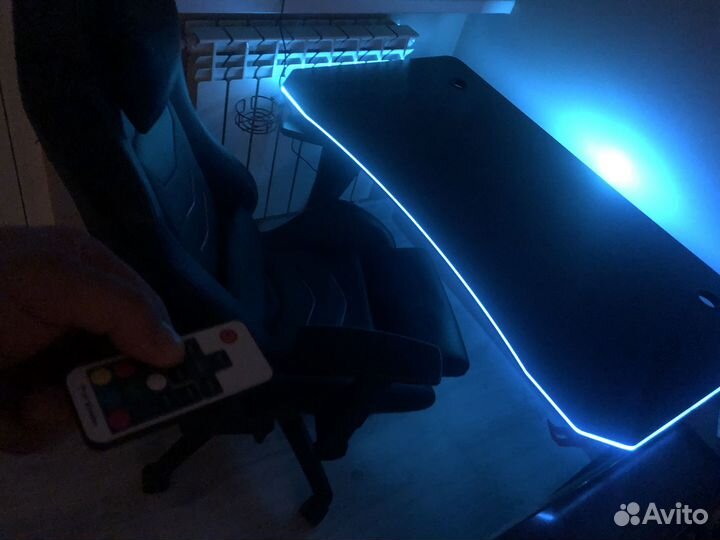 Компьютерное кресло и стол