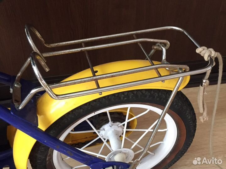 Детский велосипед с дополнительными колесами