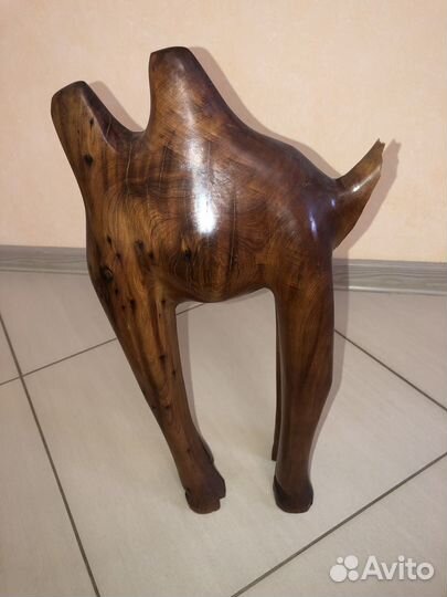 Фигура верблюда из дерева