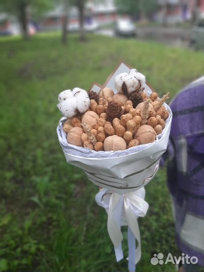 Букет из орехов
