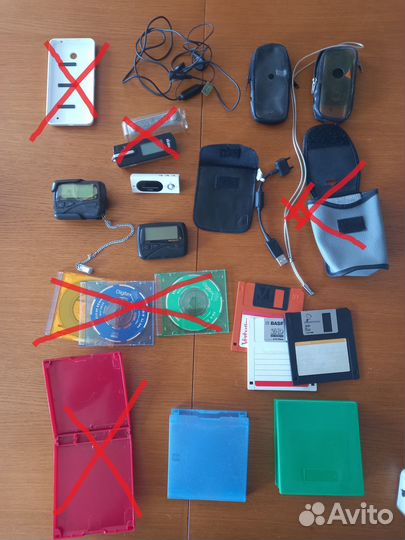 Ассорти,чехлы,пейджеры,провода,дискеты,диски и пр