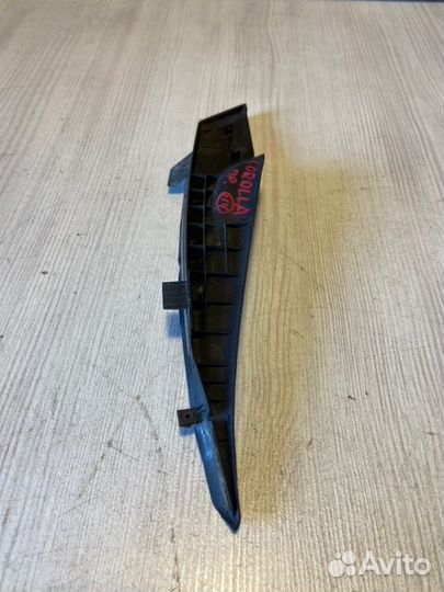 Молдинг лобового стекла правый Toyota Corolla 180