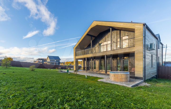 Коттедж 323 м² на участке 15 сот.