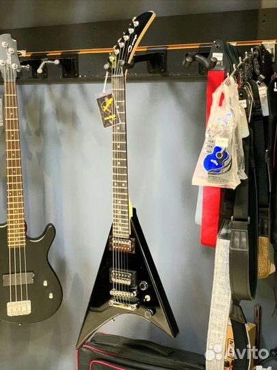 Электрогитара новая дефект скол