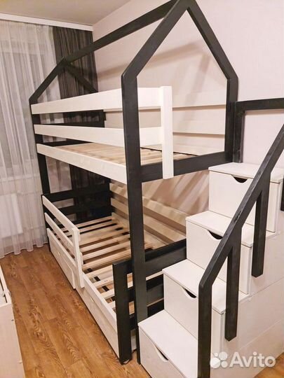 Двухъярусная кровать из массива