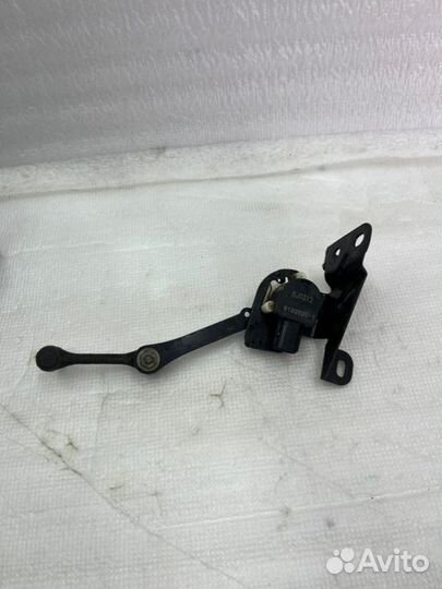 Датчик положения кузова правый Toyota Land Cruiser