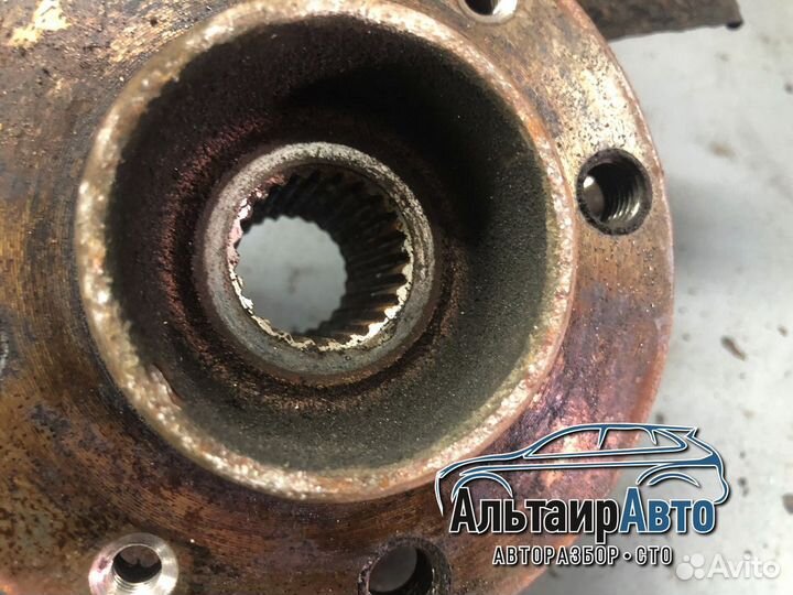 Поворотный кулак передний правый Renault Logan