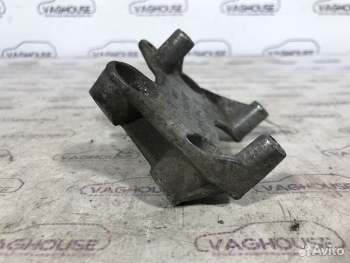 Кронштейн катушки зажигания Volkswagen Golf 4 1.6