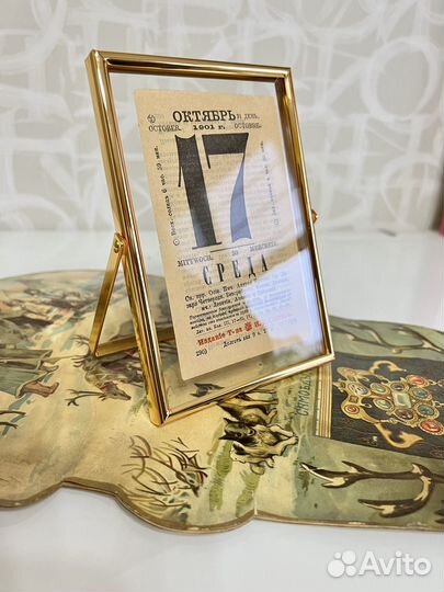 Лист отрывного календаря в рамке