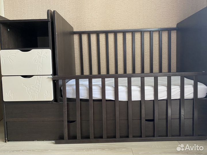 Детская кроватка с маятником и ящиком