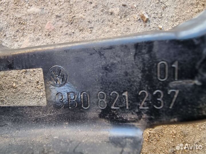 Кронштейн крепления крыла левый Пассат Б-5