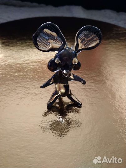 Красивые стеклянные переливающиеся фигурки