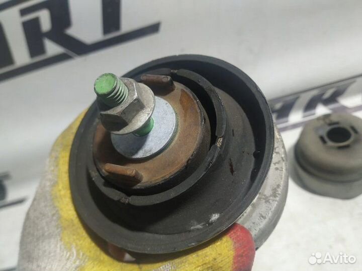 Подушка двигателя левая Audi A6 С6 2004—2008