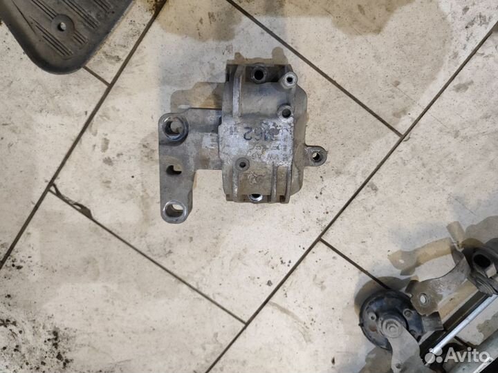 Опора двигателя правая skoda octavia a5