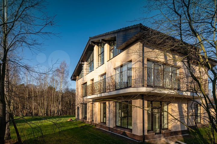 Дом 386 м² на участке 11 сот.