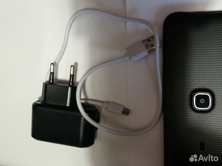 Планшет Samsung Galaxy Tab E SM-T561
