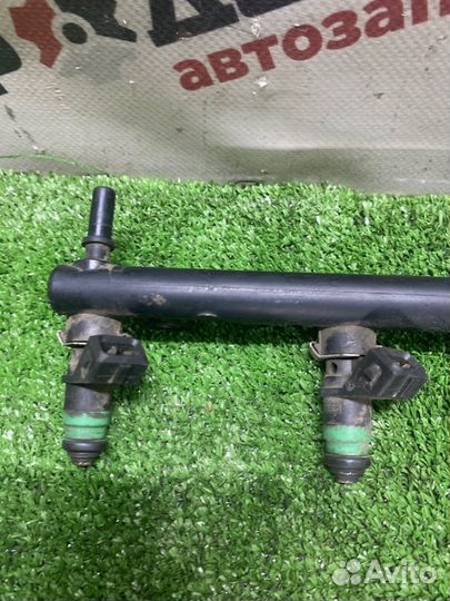 Топливная рейка с форсунками Renault Sandero