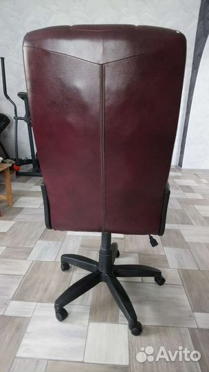 Офисное кожаное кресло бу