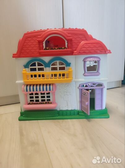 Кукольный домик с мебелью и куклами