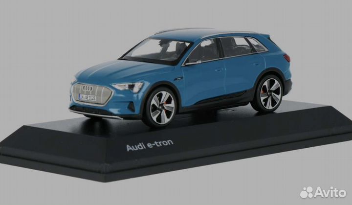 Модель Audi e-tron 1:43
