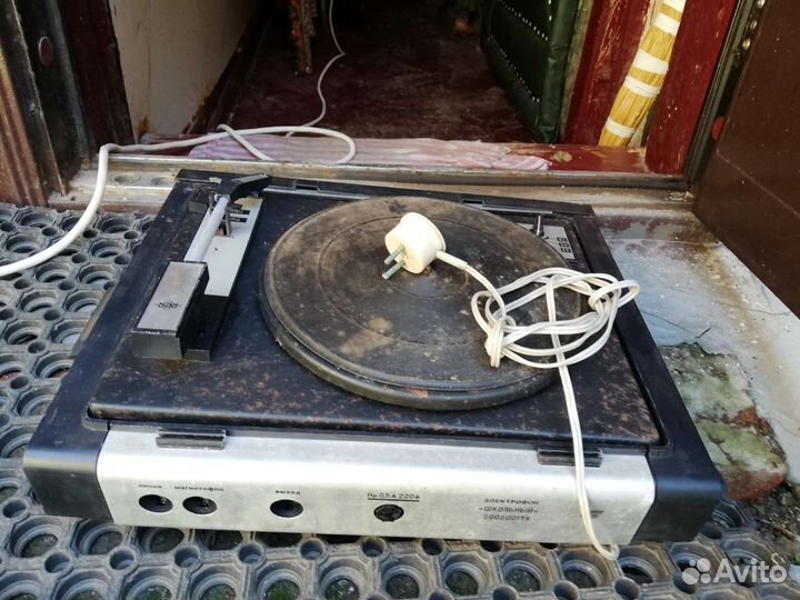 Праигрователь старинный провалов нету