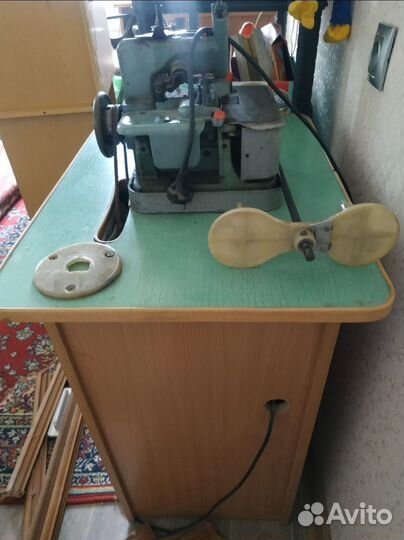 Швейная машина оверлок