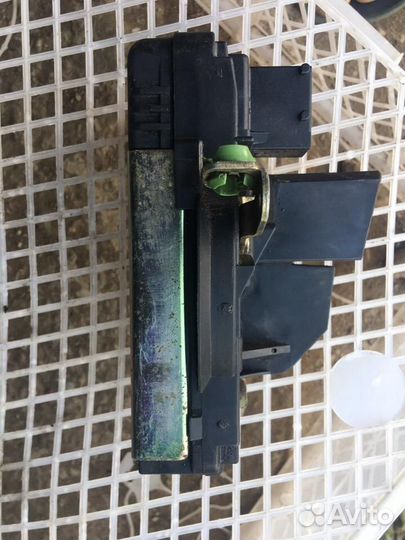 Замок двери передней правой Опель Вектра Б