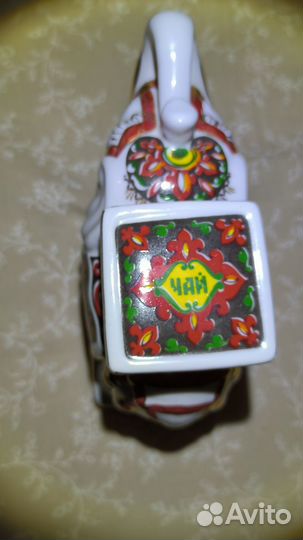 Фарфоровая чайница 