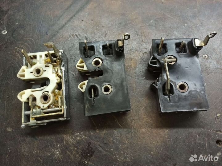 Замок двери левой водительской audi 80 хром