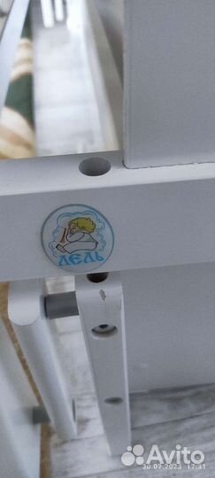 Детская кроватка с продольным маятником и ящиком