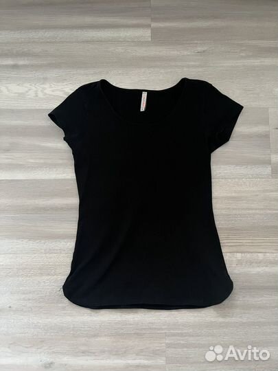 Футболка черная приталиная 42