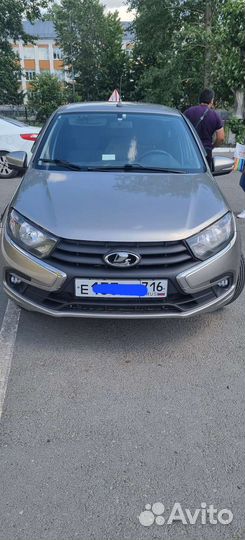 Инструктор по вождению женщина автомат