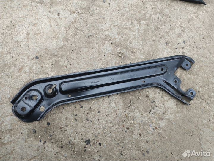 Кронштейн фары правый Skoda Octavia A8