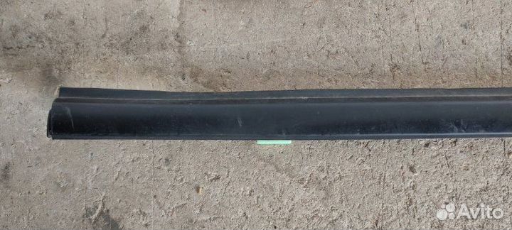 Молдинг стекла передний правый Kia Spectra