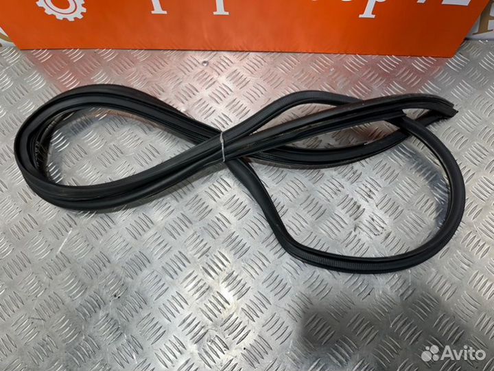 Уплотнитель двери задний правый Toyota Rav4 ACA30