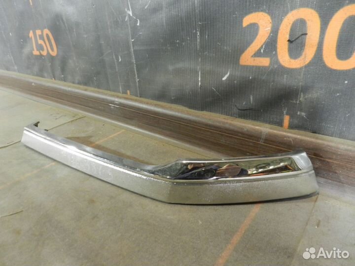 Накладка решетки радиатора левая - Toyota Hilux 8