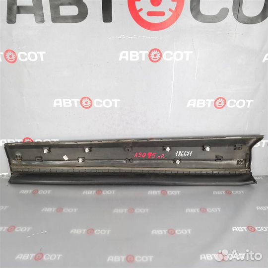 Молдинг передней правой двери VW Tiguan 2007-2011