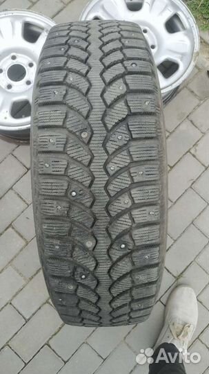 Bridgestone Blizzak Spike-01 215/70 R16