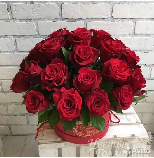 Розы в коробке, в корзине