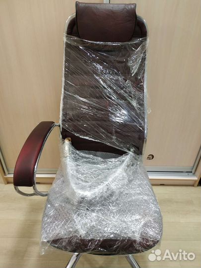 Сломанное компьютерное кресло из натуральной кожи