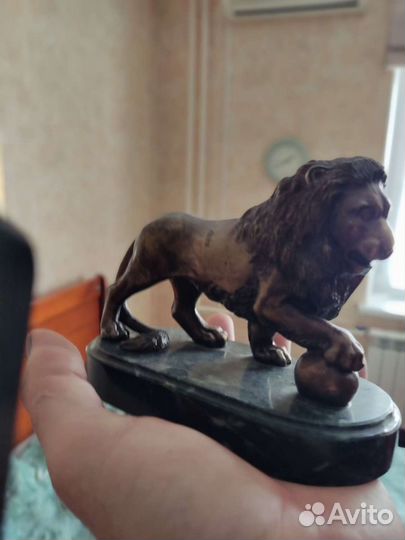 Лев с мячем