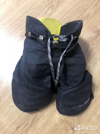 Коньки, шлем, шорты