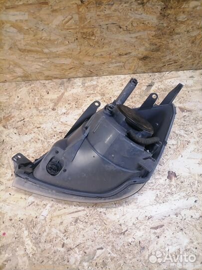 Фара правая галоген Ford Fiesta MK5 1.6