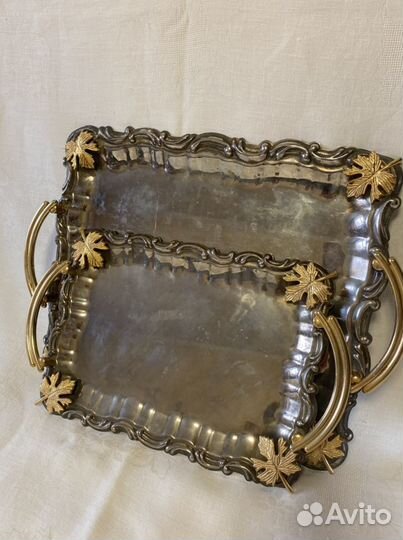 Металлический поднос с рельефным декором
