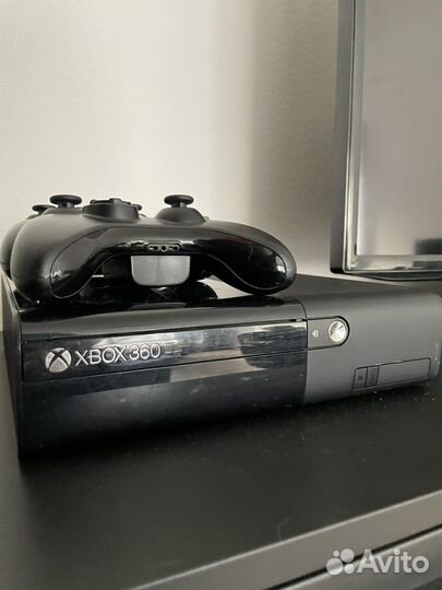 Xbox 360 E на 500гб с 2 геймпадами и кинектом