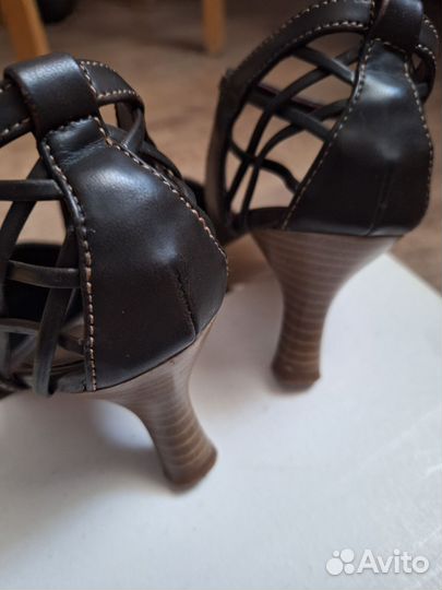 Туфли с ремешком на щиколотке